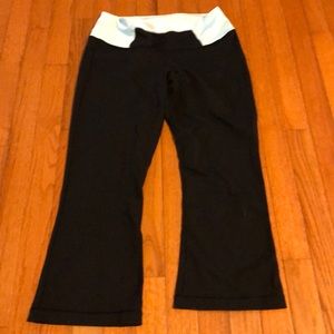 Lululemon black crops. Size 8. Mint & white waist.